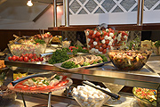 reichhaltiges Buffet mit feinen Vorspeisen, Salaten, Gemüse, Beilagen und einer Auswahl warmer Gerichte (©Foto:VIB)